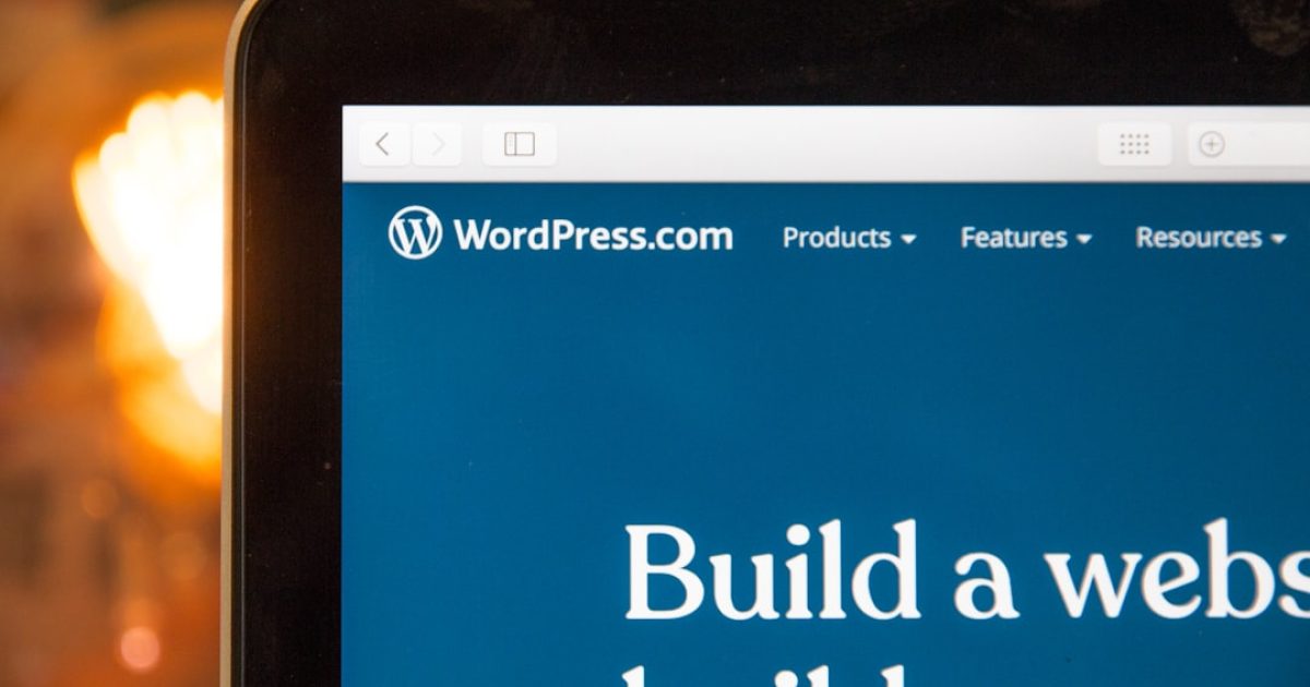 Comparativo visual entre os benefícios do alojamento partilhado e Managed WordPress para websites, com gráficos e elementos digitais.