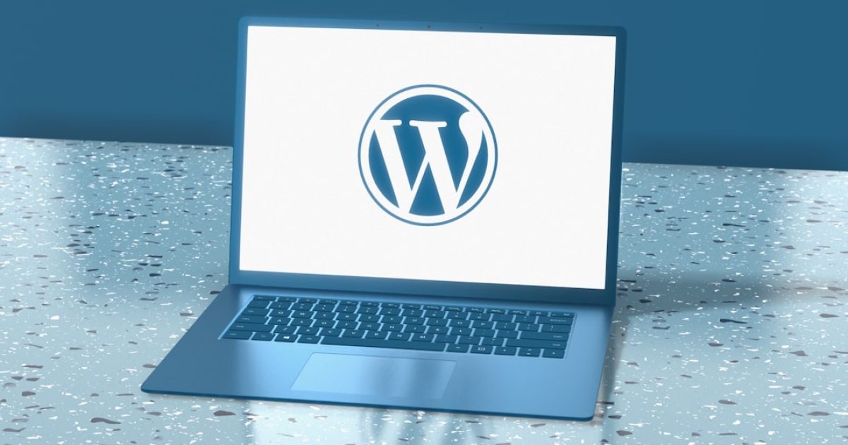 Utilizador a analisar notificações de atualização de plugins e do core do WordPress num ecrã de computador, com um olhar pensativo.