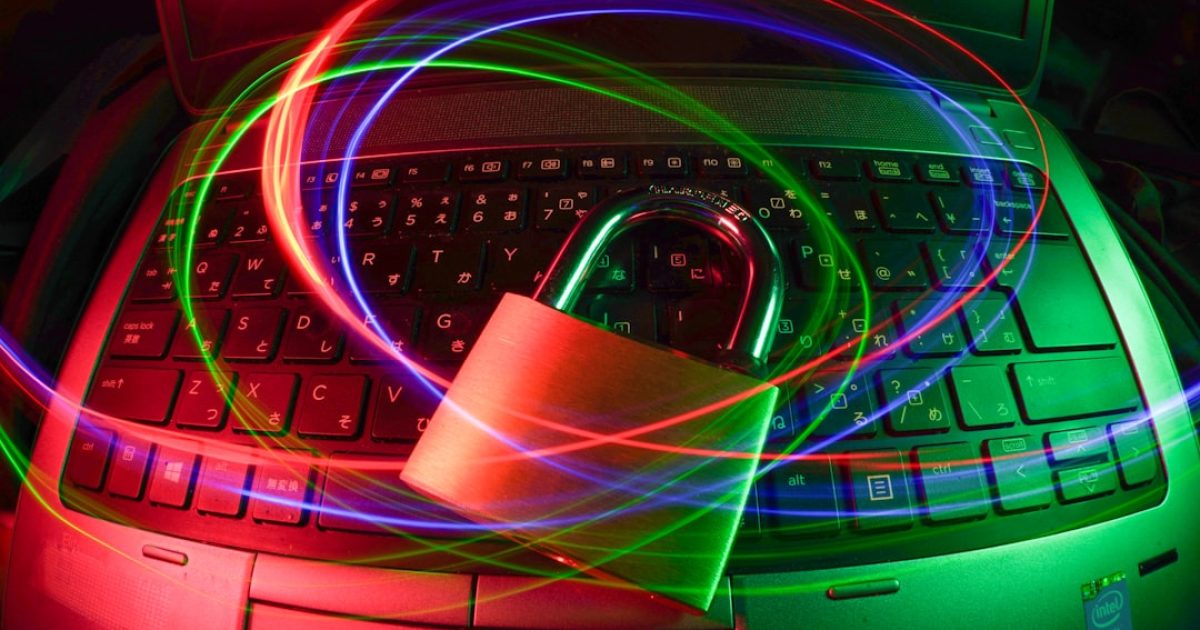 Ilustração de um sistema de backup automático a proteger dados digitais, simbolizando segurança e tranquilidade para alojamento web