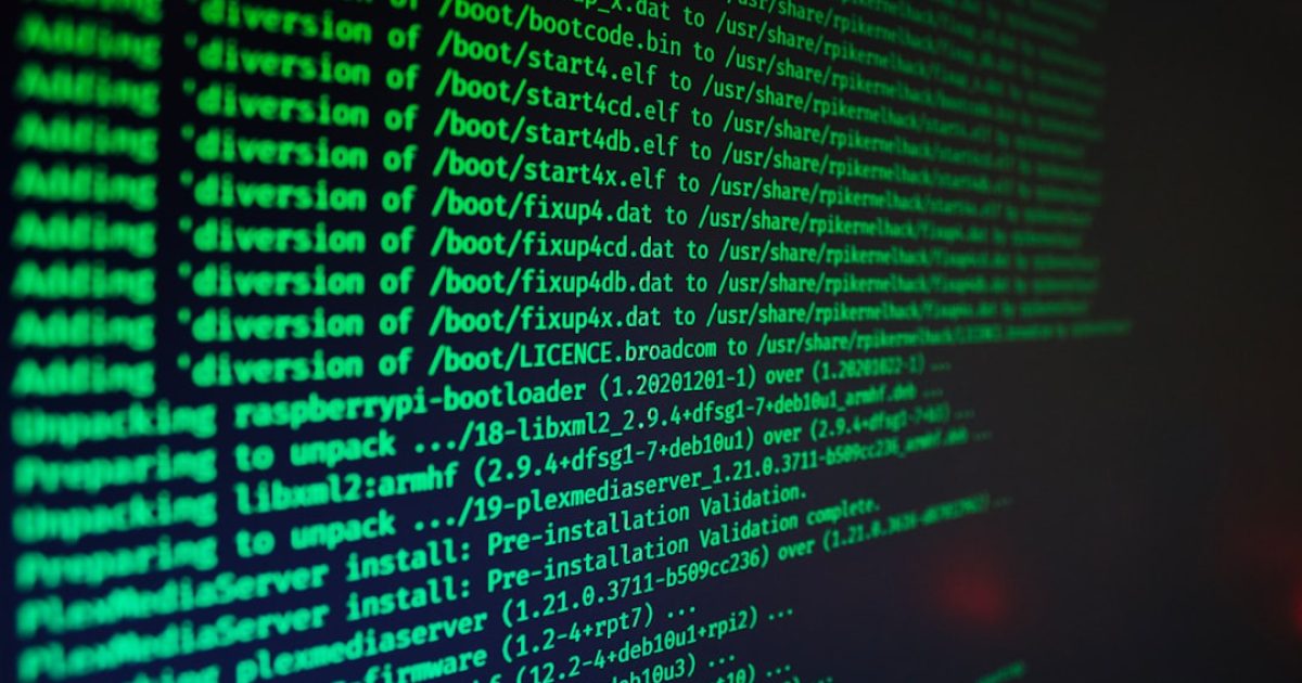 Ilustração de um ecrã de computador a mostrar uma interface de cPanel com um alerta de segurança relacionado com malware a ser analisado.
