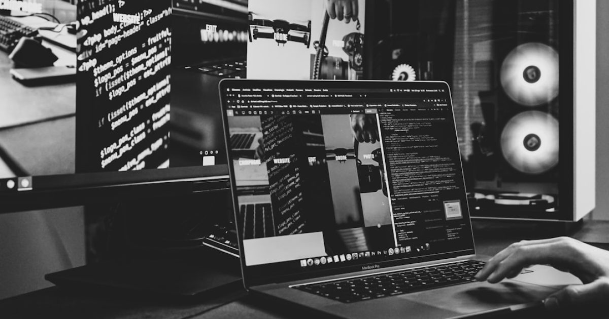 Mãos a digitar num teclado de portátil com um ecrã a mostrar código WordPress e um cadeado digital, simbolizando medidas de segurança e hardening para sites.