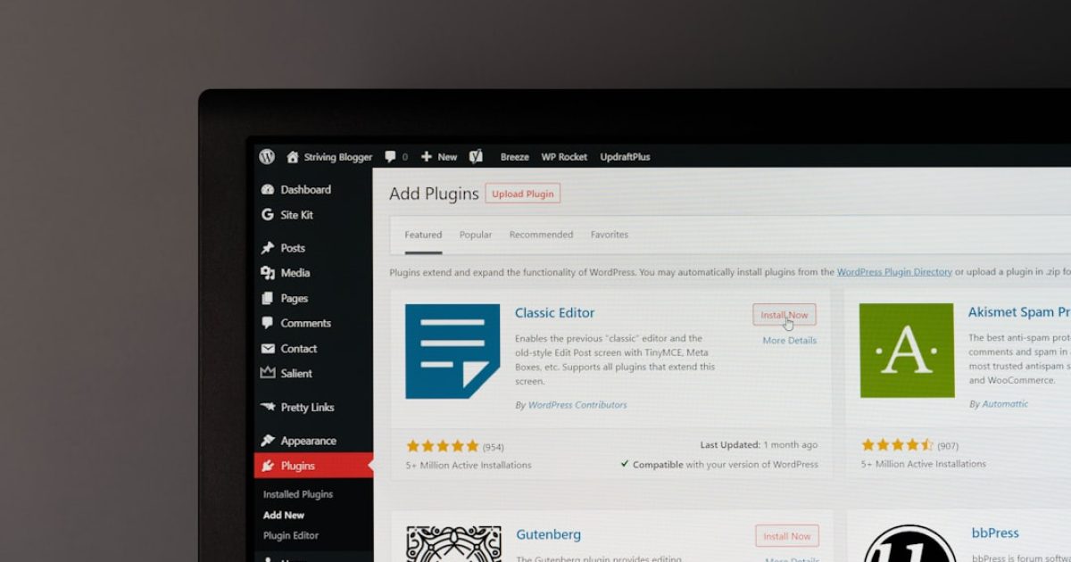 Ecrã de computador a exibir múltiplos websites abertos, simbolizando a gestão centralizada de vários domínios num único alojamento.