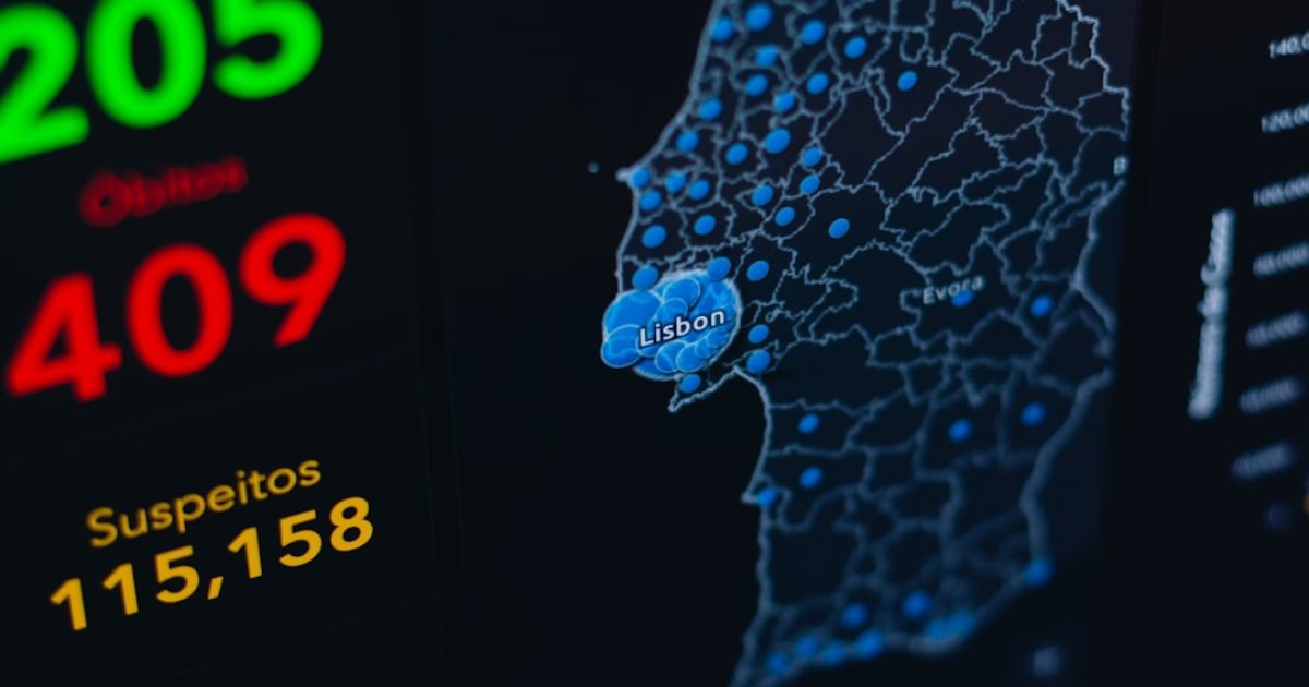 Mãos a utilizar um smartphone para efetuar um pagamento online via MB WAY, com um portátil ao fundo, simbolizando transações digitais seguras em Portugal.