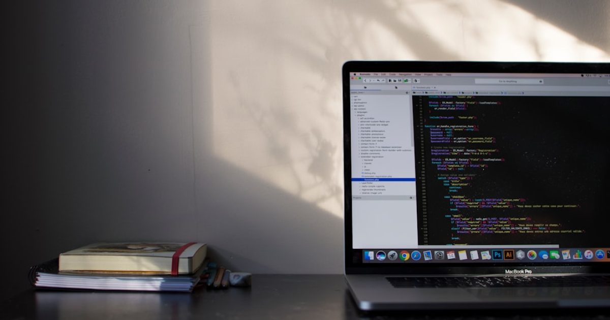 Programador a atualizar o código PHP de um website, com a versão 8.3 destacada no ecrã e gráficos de desempenho.
